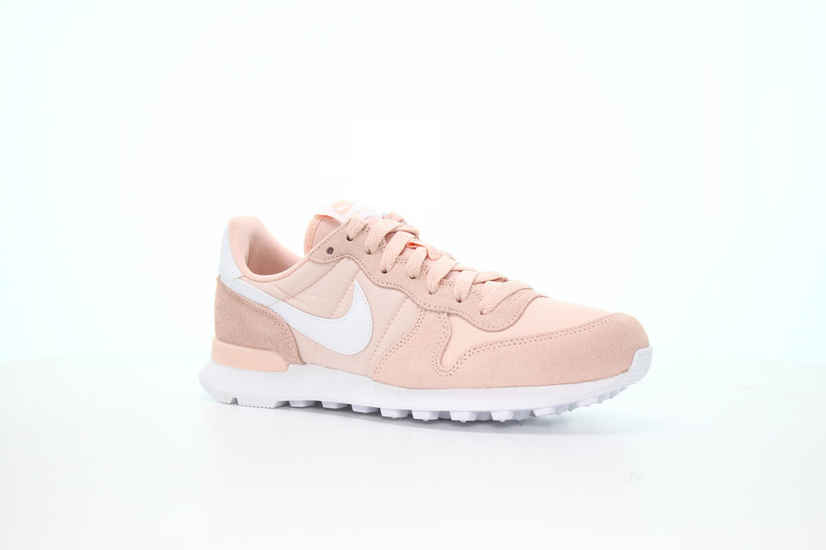 Nike deals internationalist coral